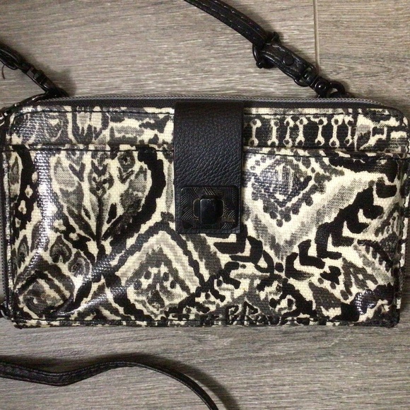 Sakroots Smartphone Crossbody Wristlet Wallet in Jet Brave Beauti - Picture 3 of 8